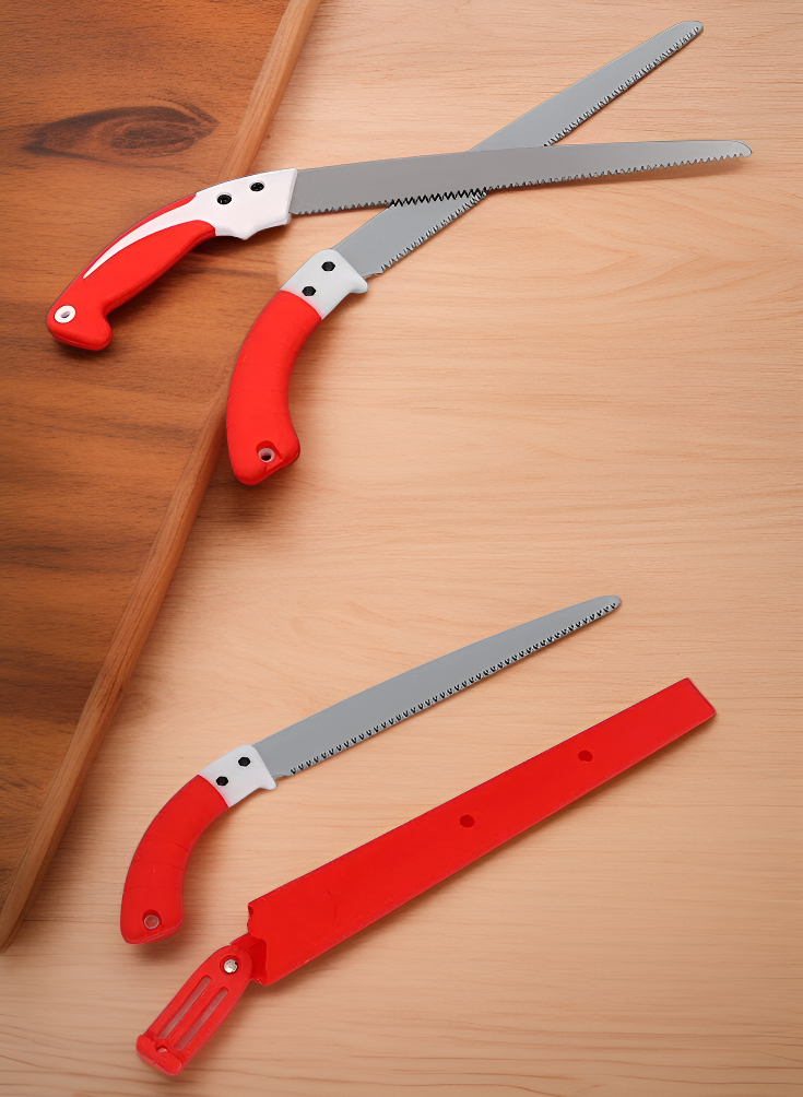 Obstbaum schneiden mit Gartensäge im Garten