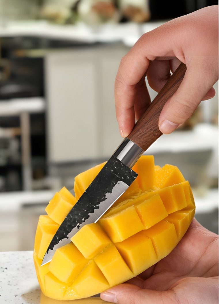 예리한 절삭력을 보여주는 나무결 칼