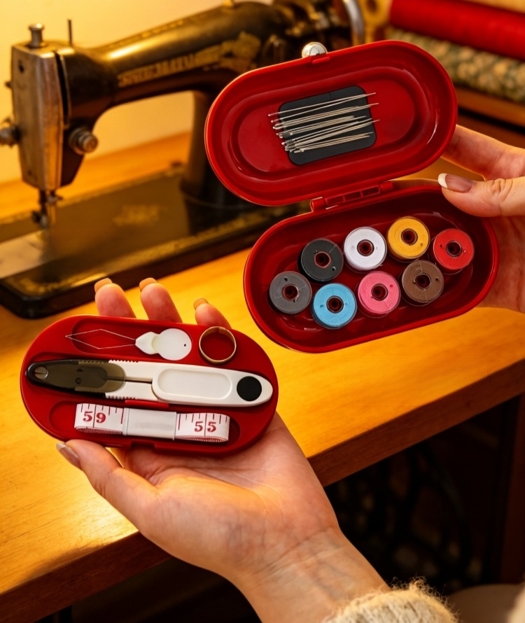 Small sewing box with magnetic closure