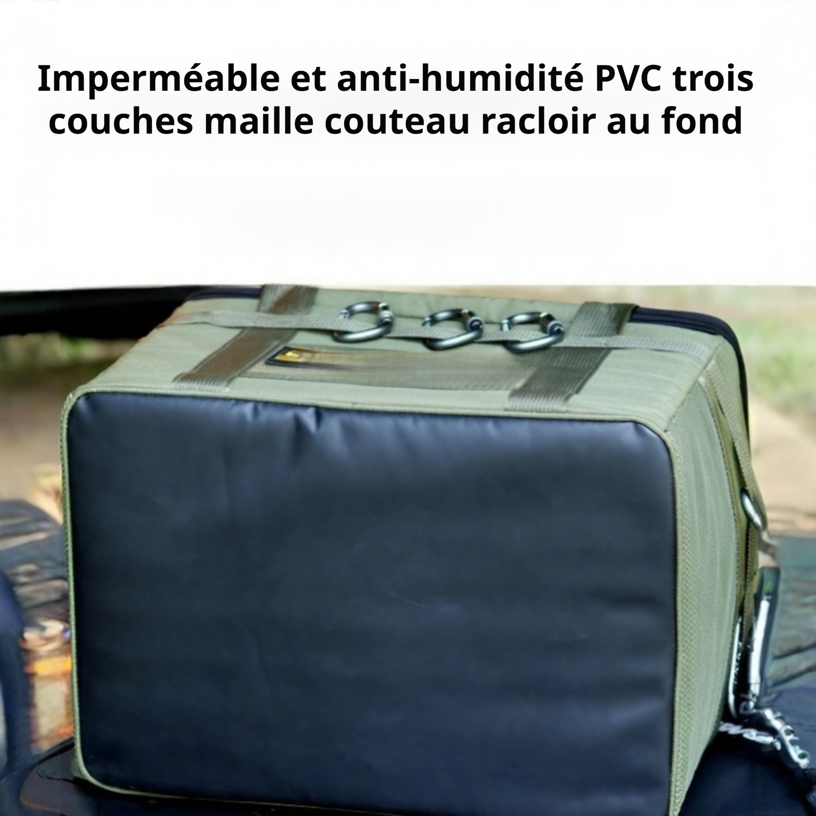 Sac à dos de camping avec table intégrée posé sur un sol forestier