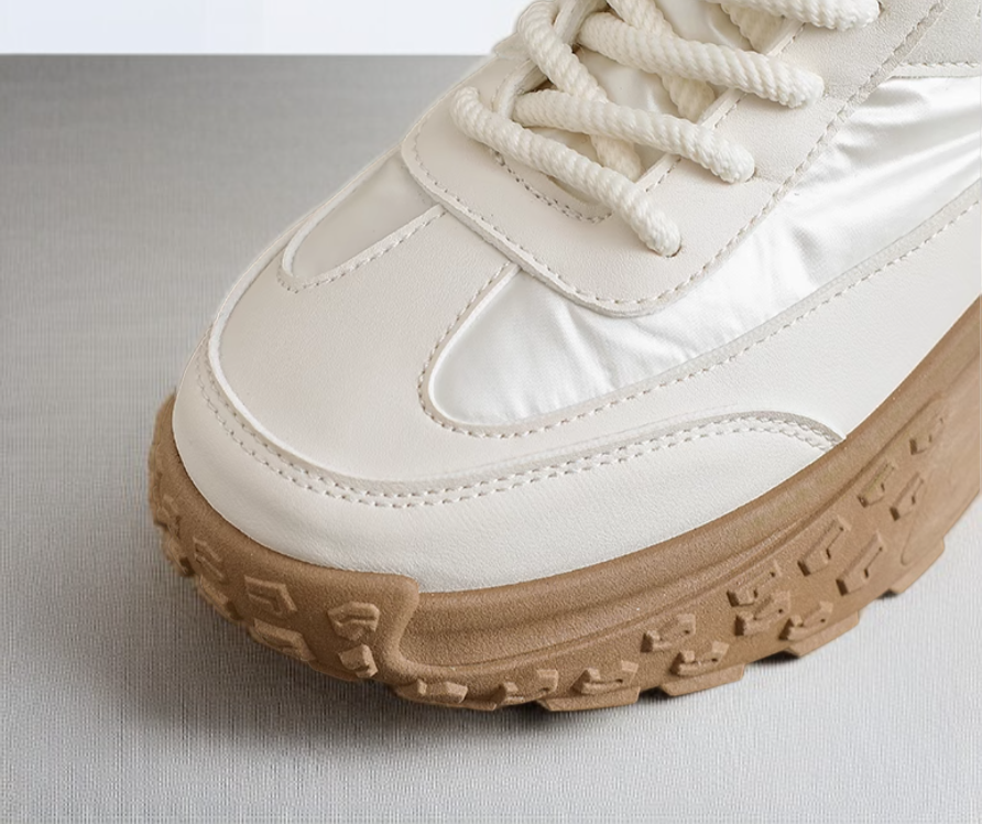 滑り止めソールが見えるレディースブーツの底部分