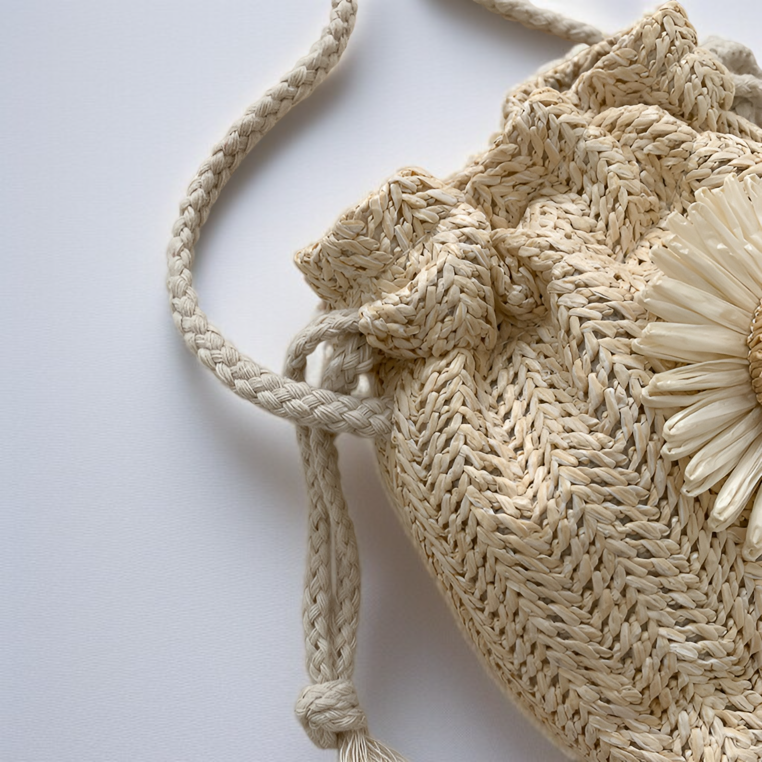 حقيبة دلو جديدة عصرية مصنوعة من القش المنسوج بتصميم أنيق
