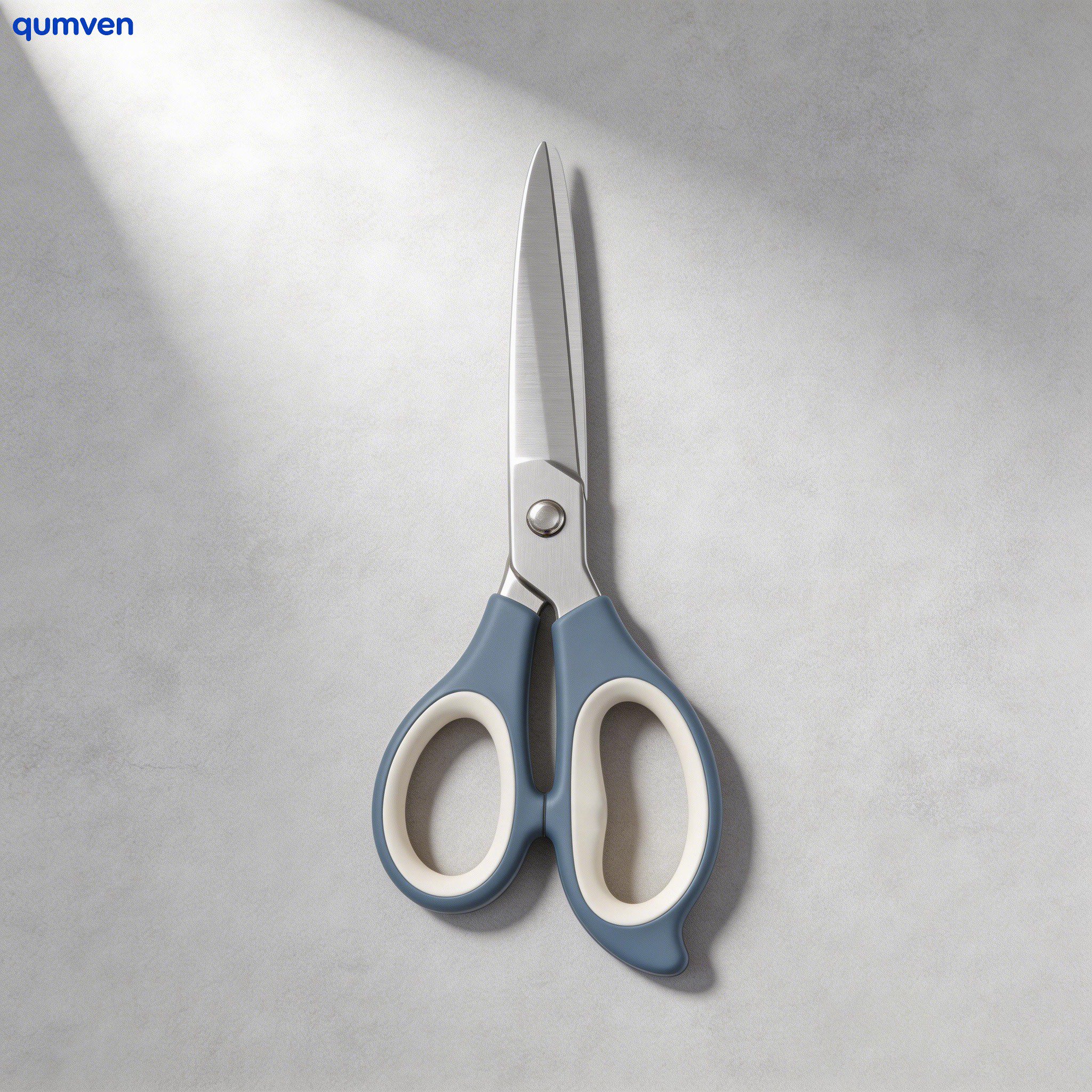 Ergonomic handle design for comfortable cutting
