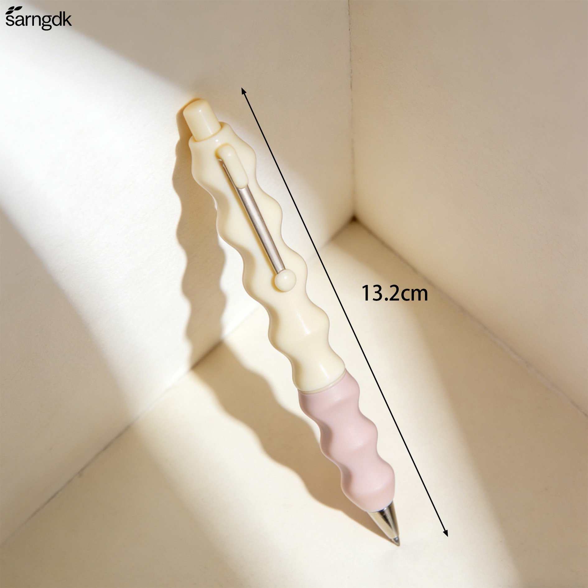 젤펜으로 노트에 글씨 쓴 모습