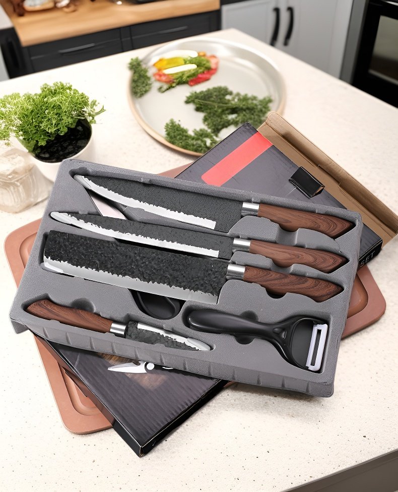 나무결 무늬 주방칼로 재료 자르는 모습