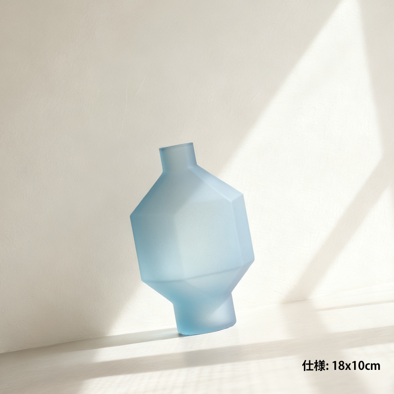 花を引き立てるシンプルガラス花瓶