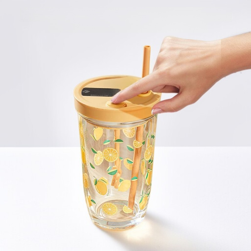 Vaso de pajita de oficina en escritorio moderno