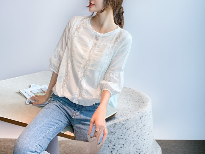 모델 착용 레이스 랜턴 슬리브 셔츠