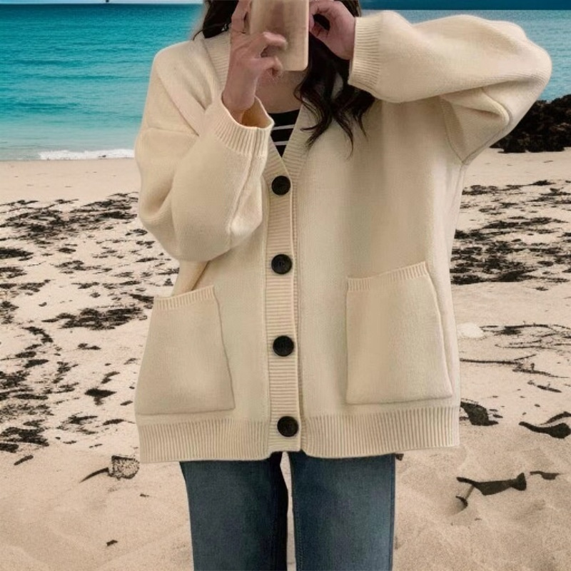 Strickjacke im College-Lazy-Style mit V-Ausschnitt