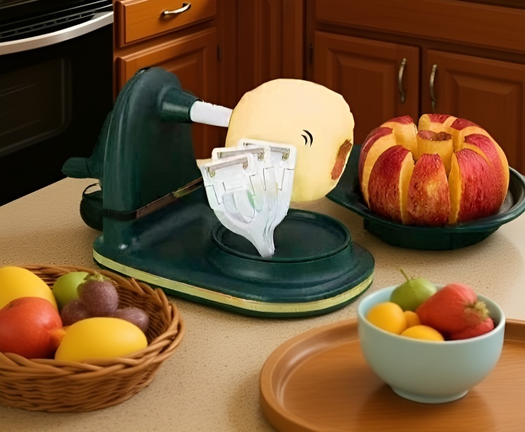 과일 필러로 사과 껍질 벗기는 장면