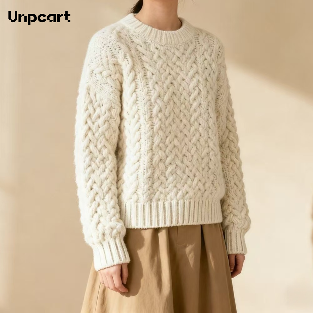 고급스러운 흰색 스웨터 전면 사진