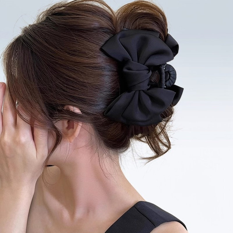 女性が着用したサテンリボンヘアクリップのイメージ