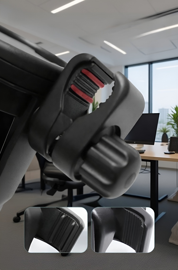 유모차 컵홀더에 아이 음료를 담은 모습