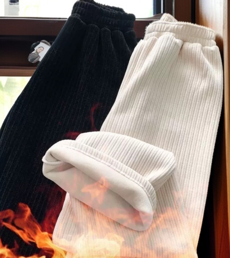 クリーム色の上品なワイドレッグパンツ 秋冬