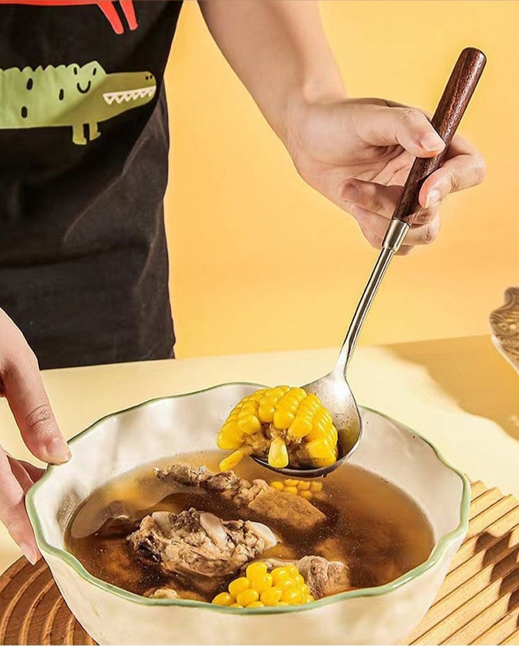 내추럴 컬러의 호두나무 국자 디테일