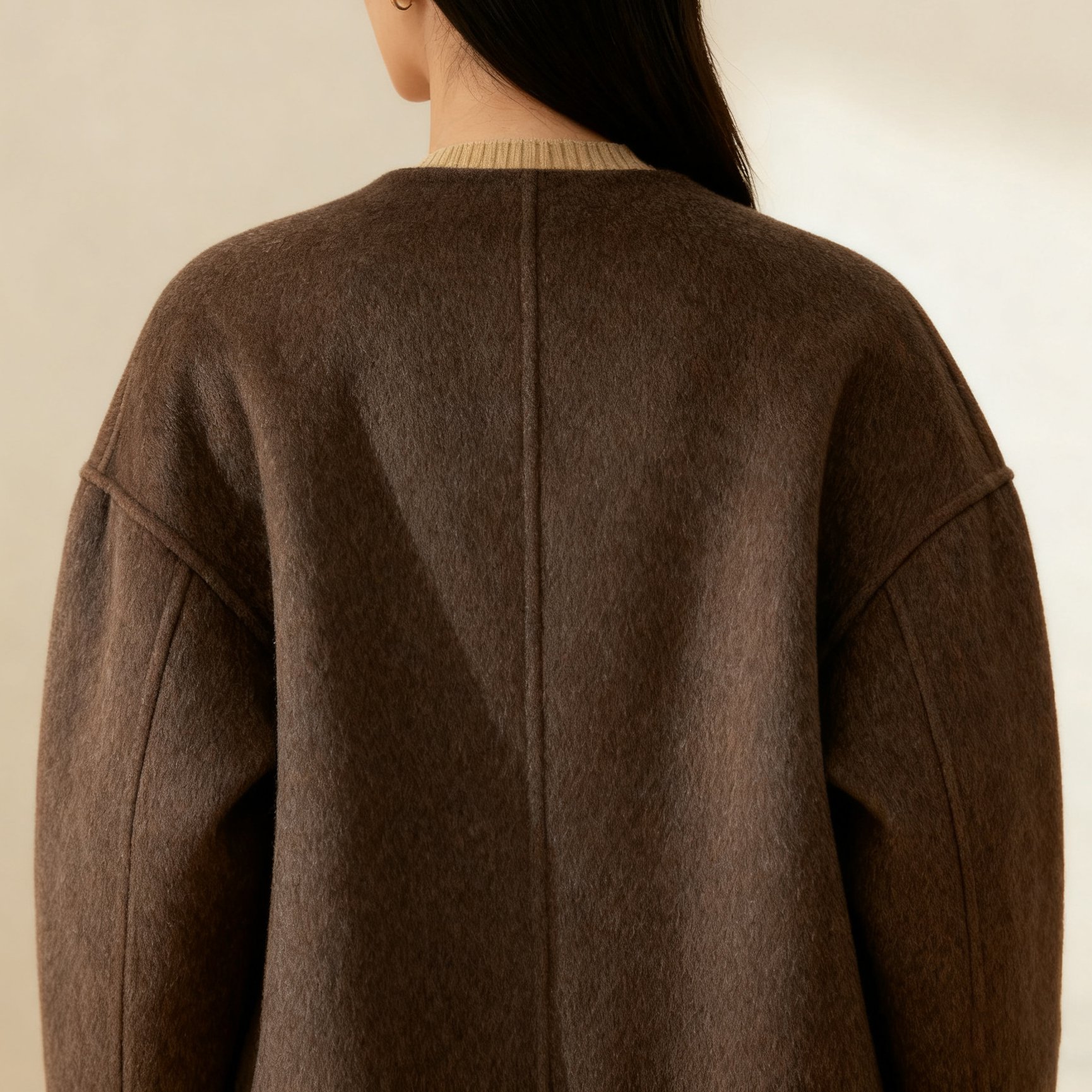 모델이 착용한 다크 브라운 오버사이즈 자켓