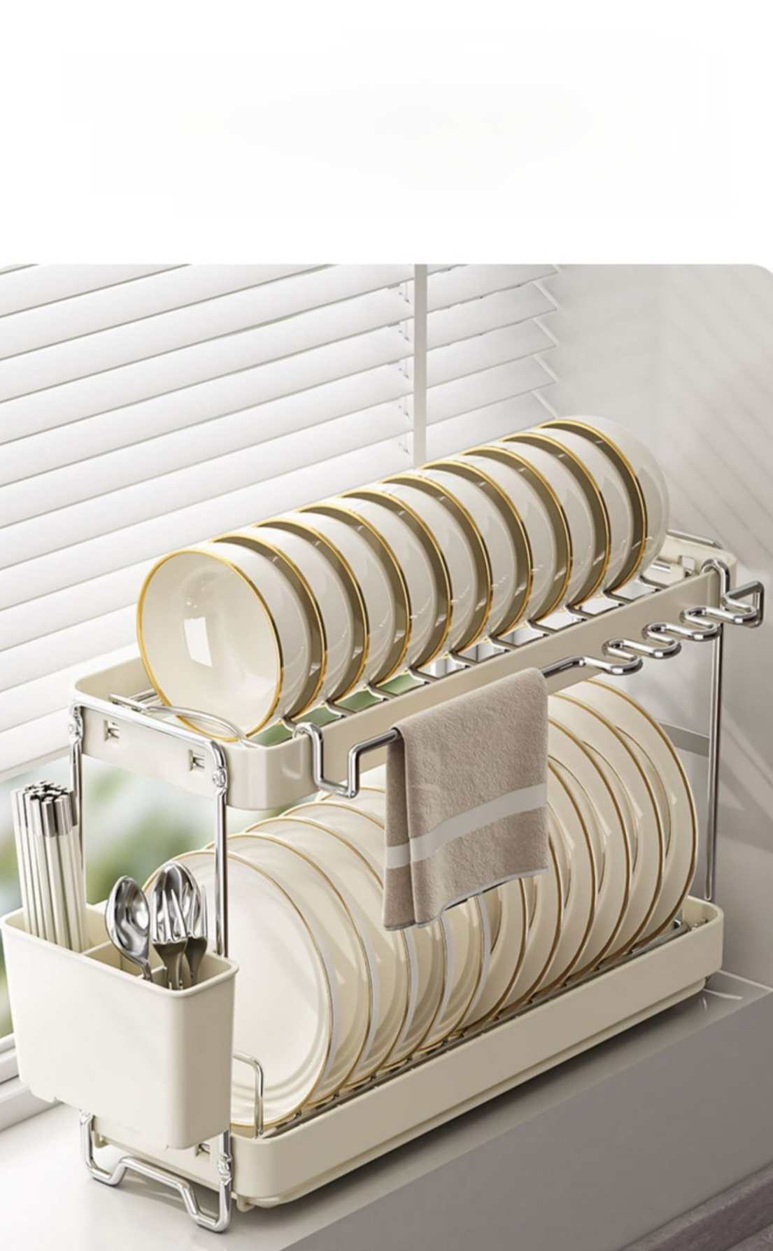 ボウルとプレートを収納した水切りラック