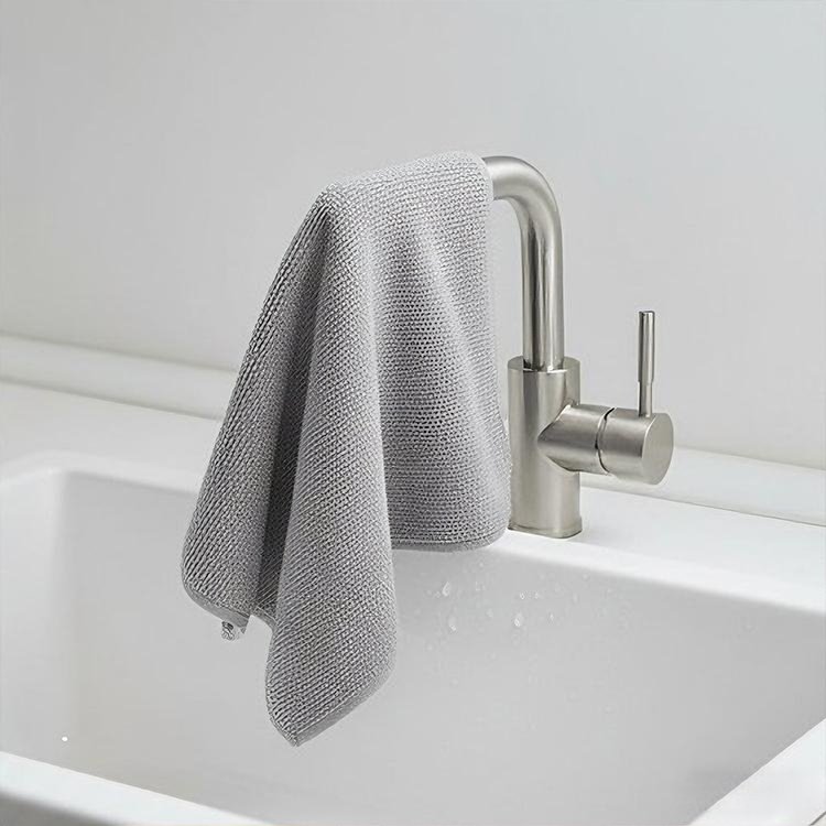 Lavetă absorbantă curățând suprafața bucătăriei