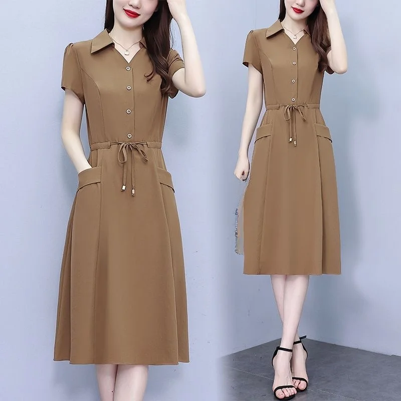 Zúžené šaty do A s pasem zakrývající břicho pro štíhlejší vzhled.