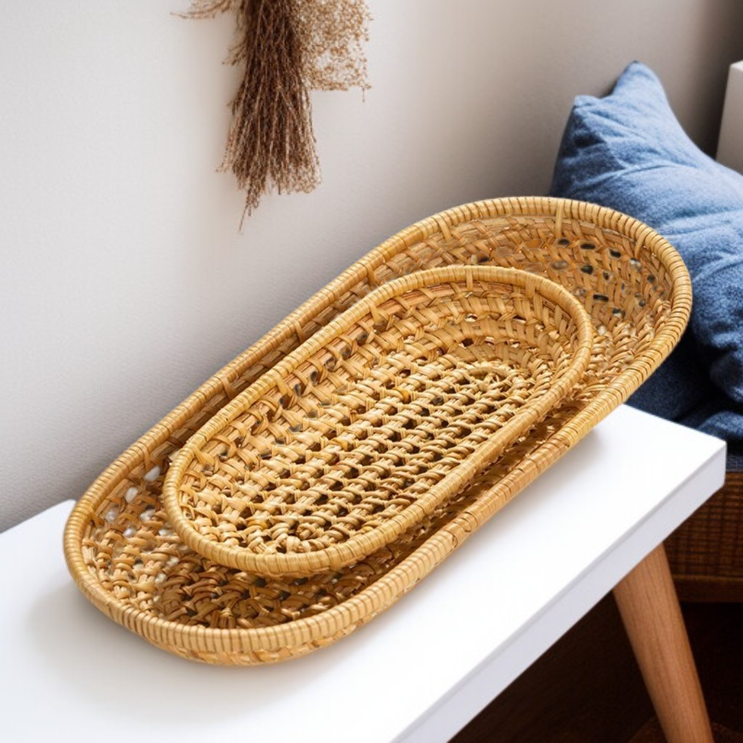 다양한 펜과 문구류를 수납한 라탄 펜홀더