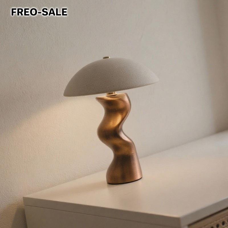 금속 받침대가 있는 버섯 모양의 램프 갓 테이블 램프