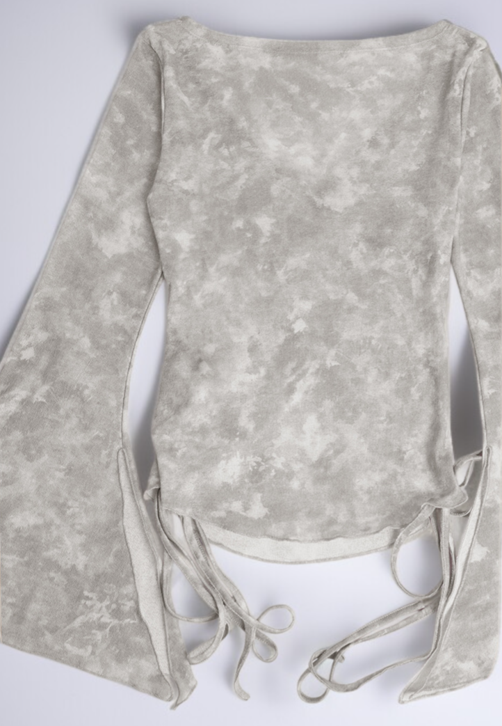 個性的なタイダイ柄レディーストップス着用シーン