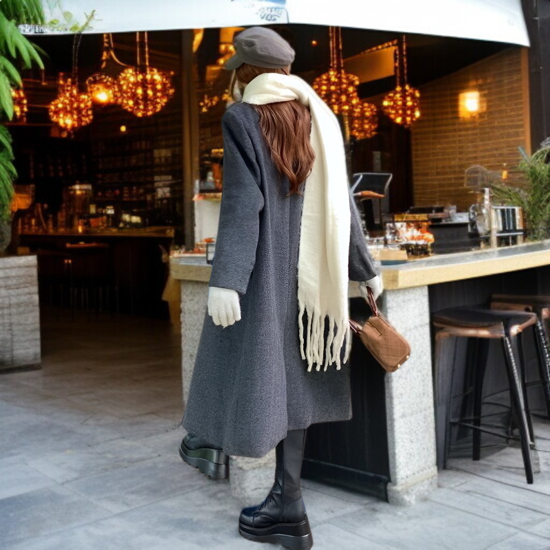 겨울용 따뜻한 모직 코트 착용 모습