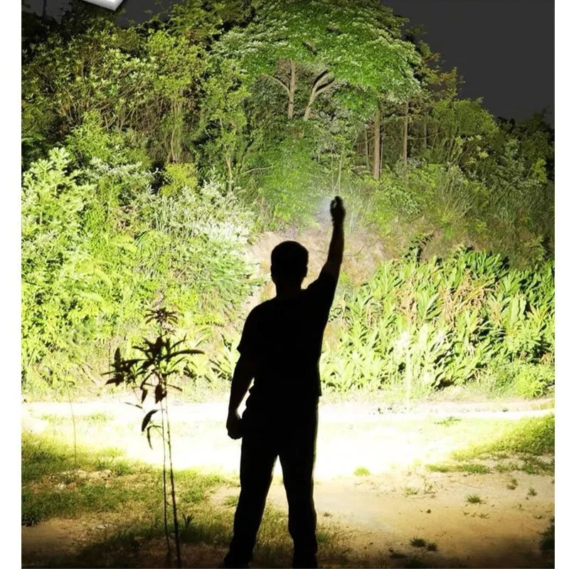 Zoom long-range LED flashlight