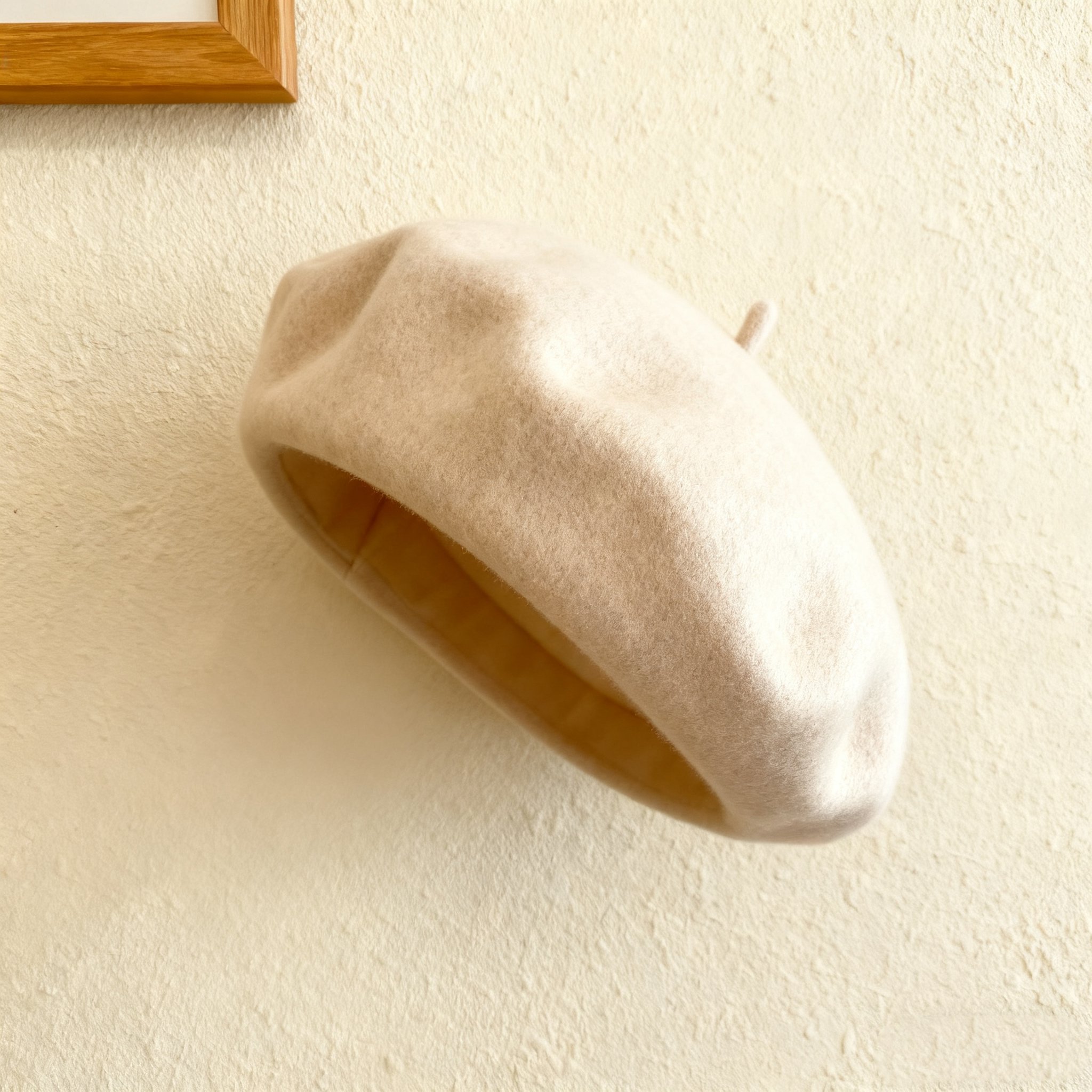 로맨틱한 단색 클래식 베레모 착용 모습