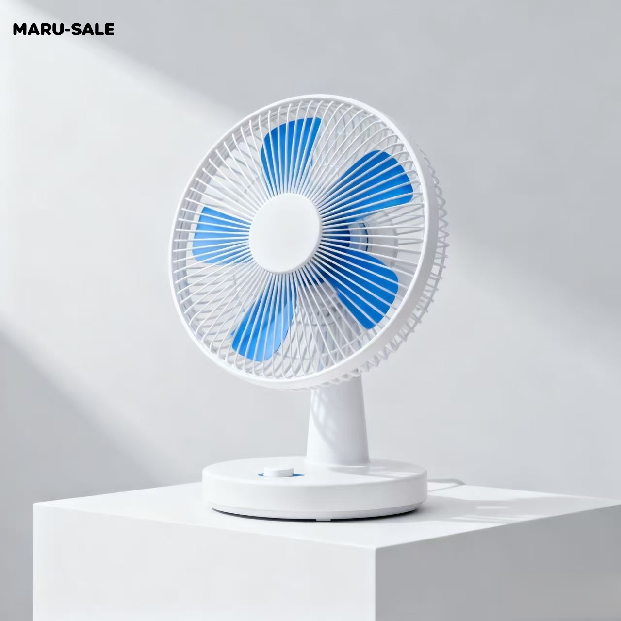 พัดลมตั้งโต๊ะขนาดเล็กพกพาสะดวกสีขาว