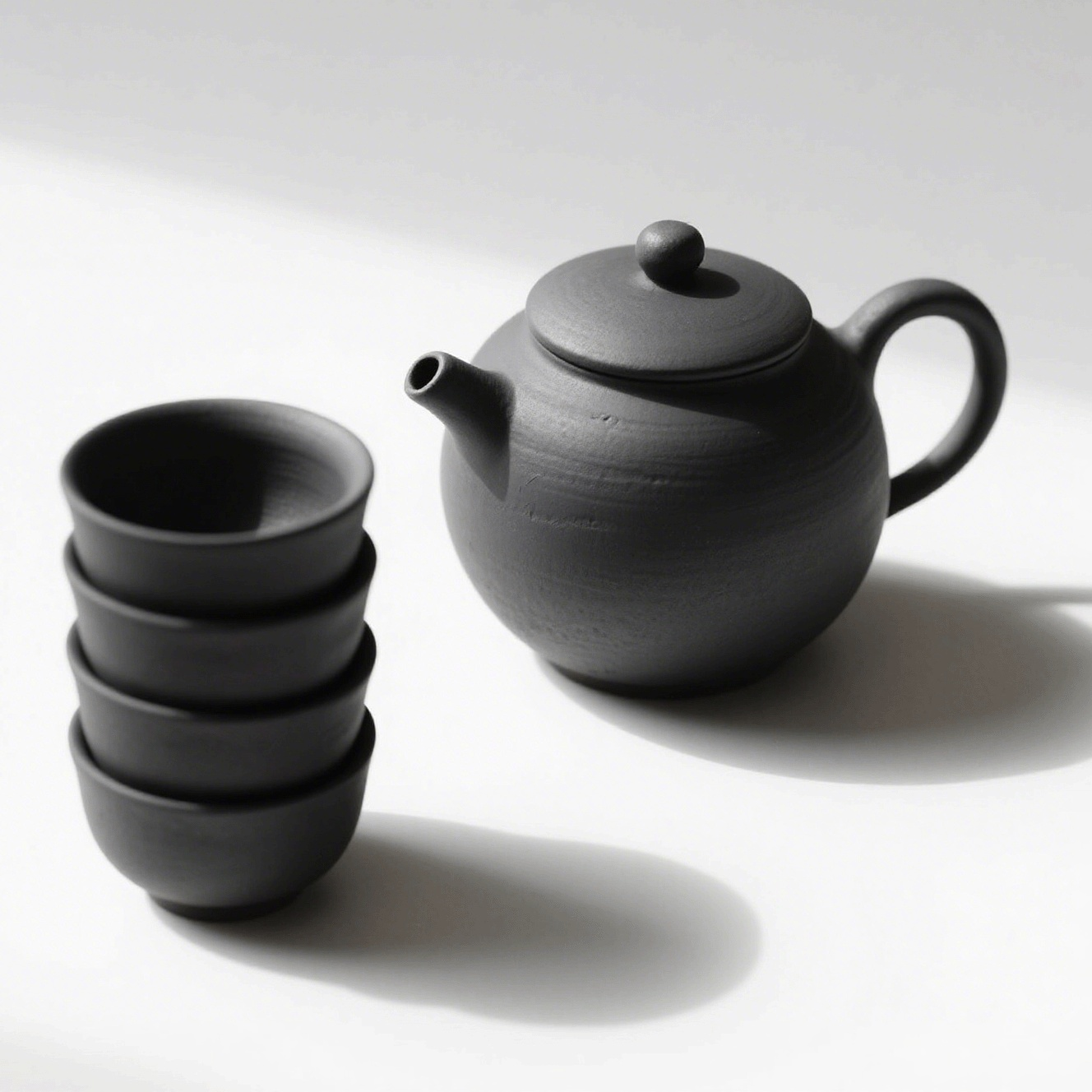 Elegantes Teeservice aus Bone China mit Kanne und vier Tassen