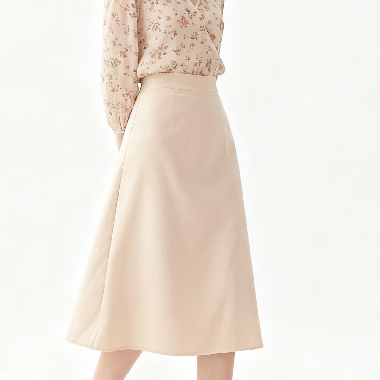 여성 모델이 착용한 파스텔 핑크 미디 스커트