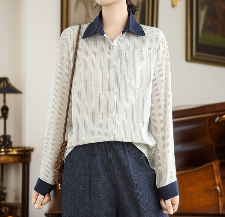 루즈핏 긴팔 셔츠 측면 착용컷