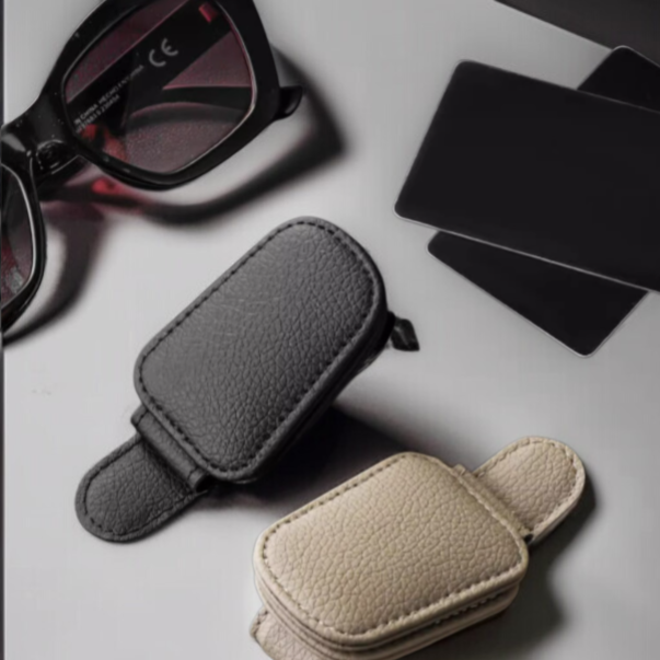 車のサンバイザーサングラスホルダー、2パックの磁気レザーメガネホルダー、車の多機能カードとチケットホルダー、カードや車などに適しています。