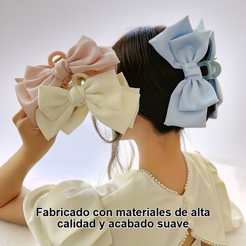 Clip de garra en forma de arco sujetando el cabello