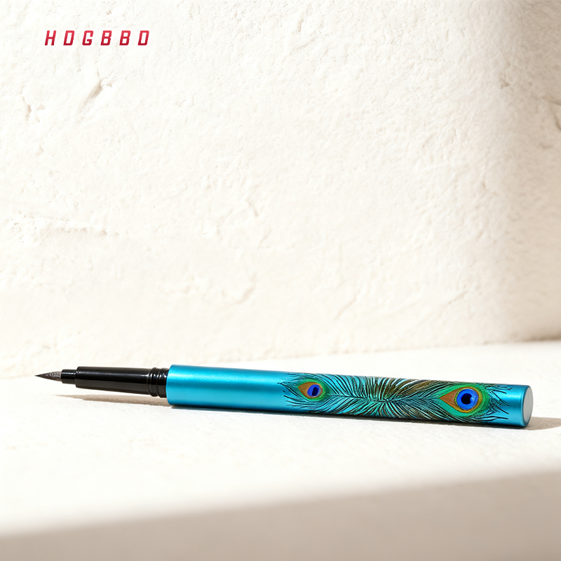 ปลายพู่กันอายไลเนอร์เขียนคมชัด