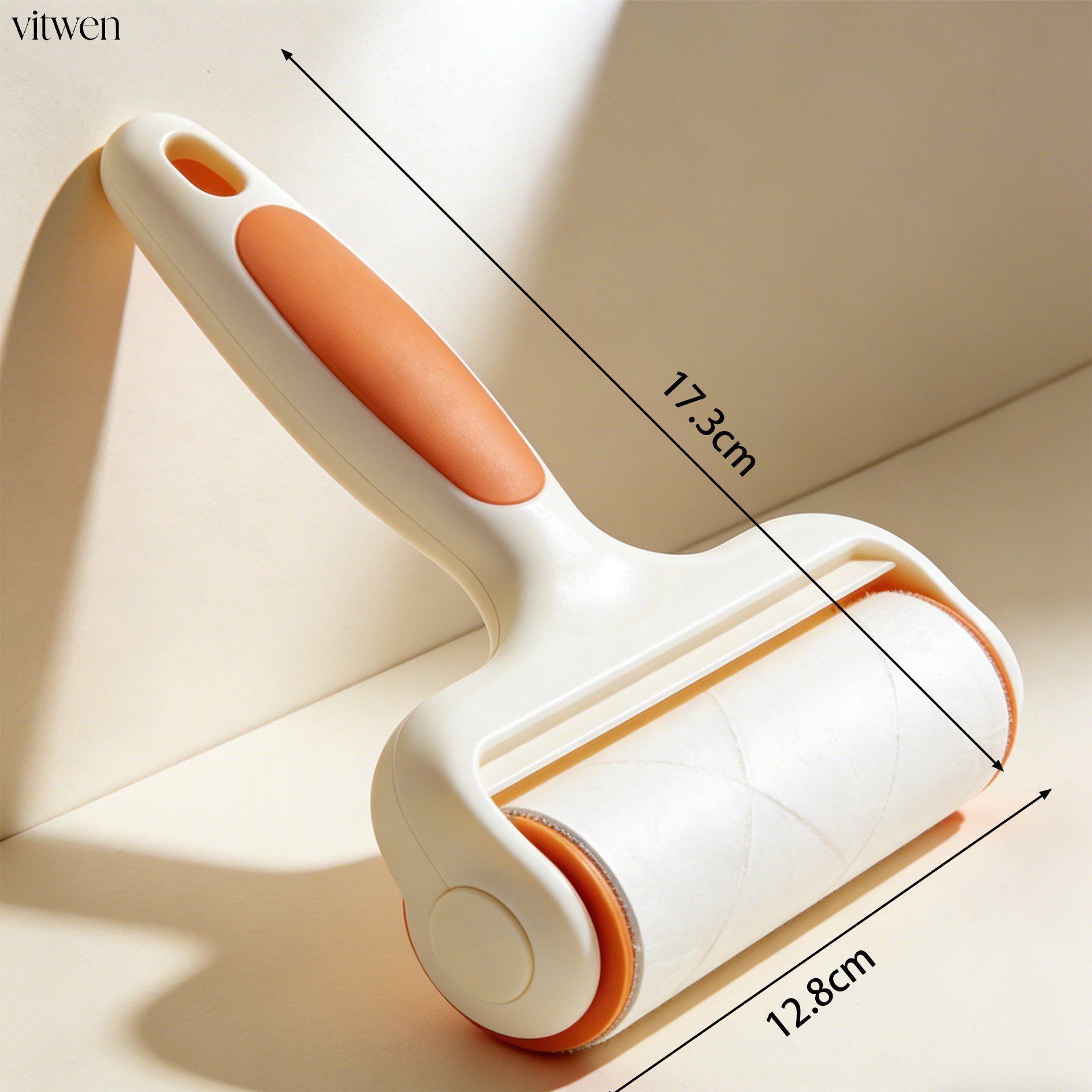 롤러로 머리카락 제거하는 모습