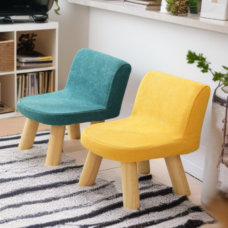 Silla pequeña de madera para niños