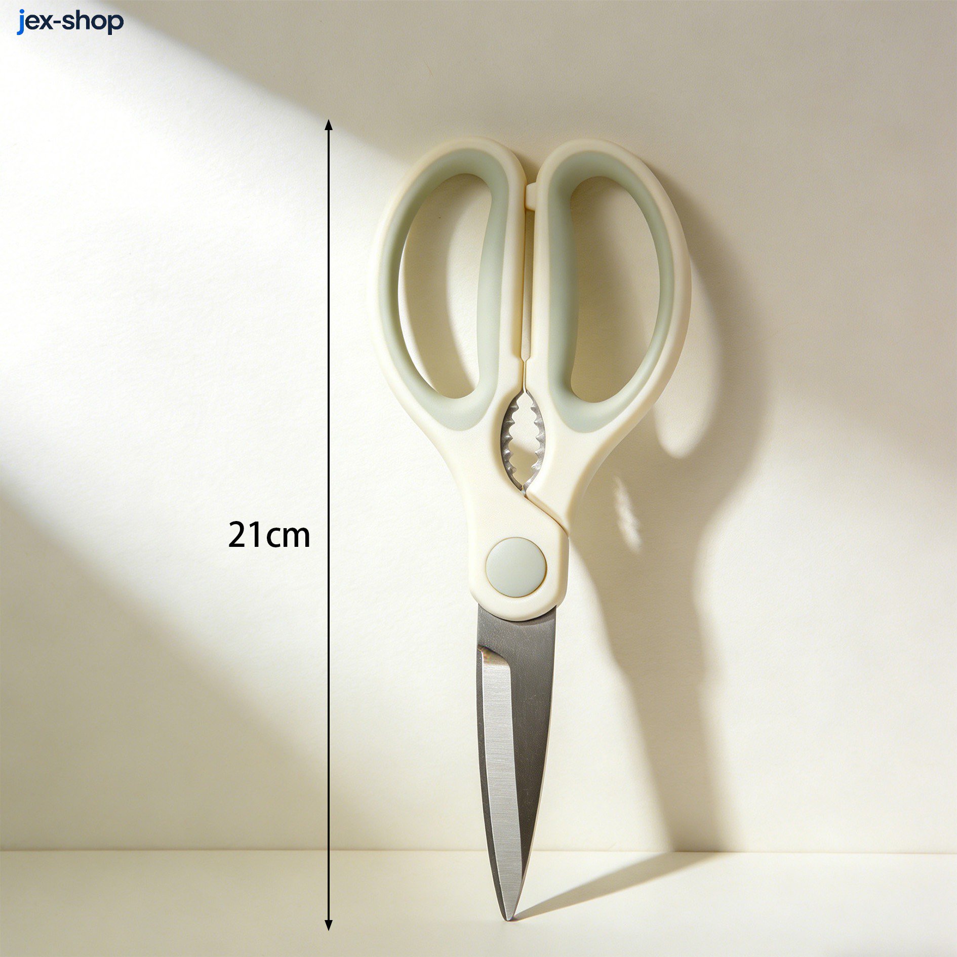 廚房剪刀切割肉類操作