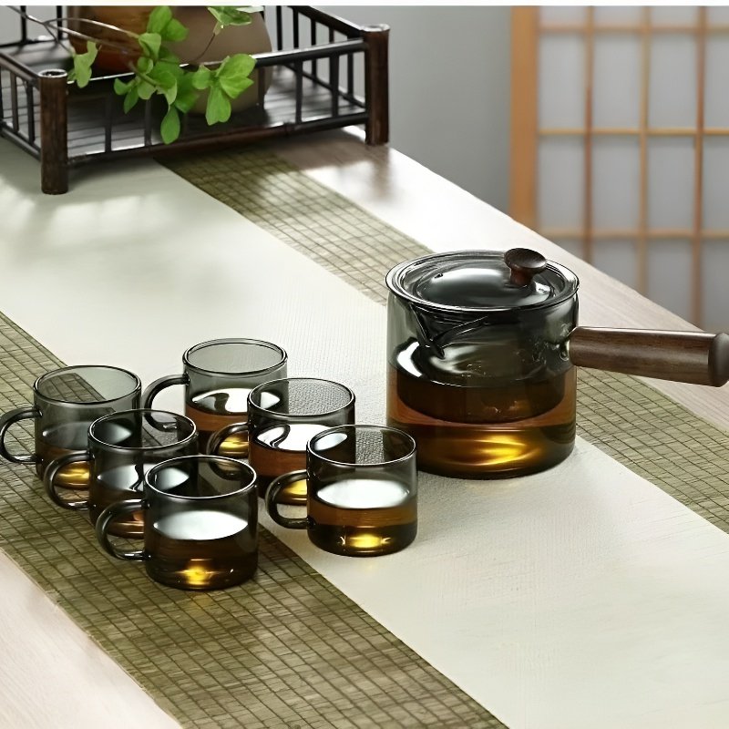 Teekanne aus Glas mit losem Tee gefüllt