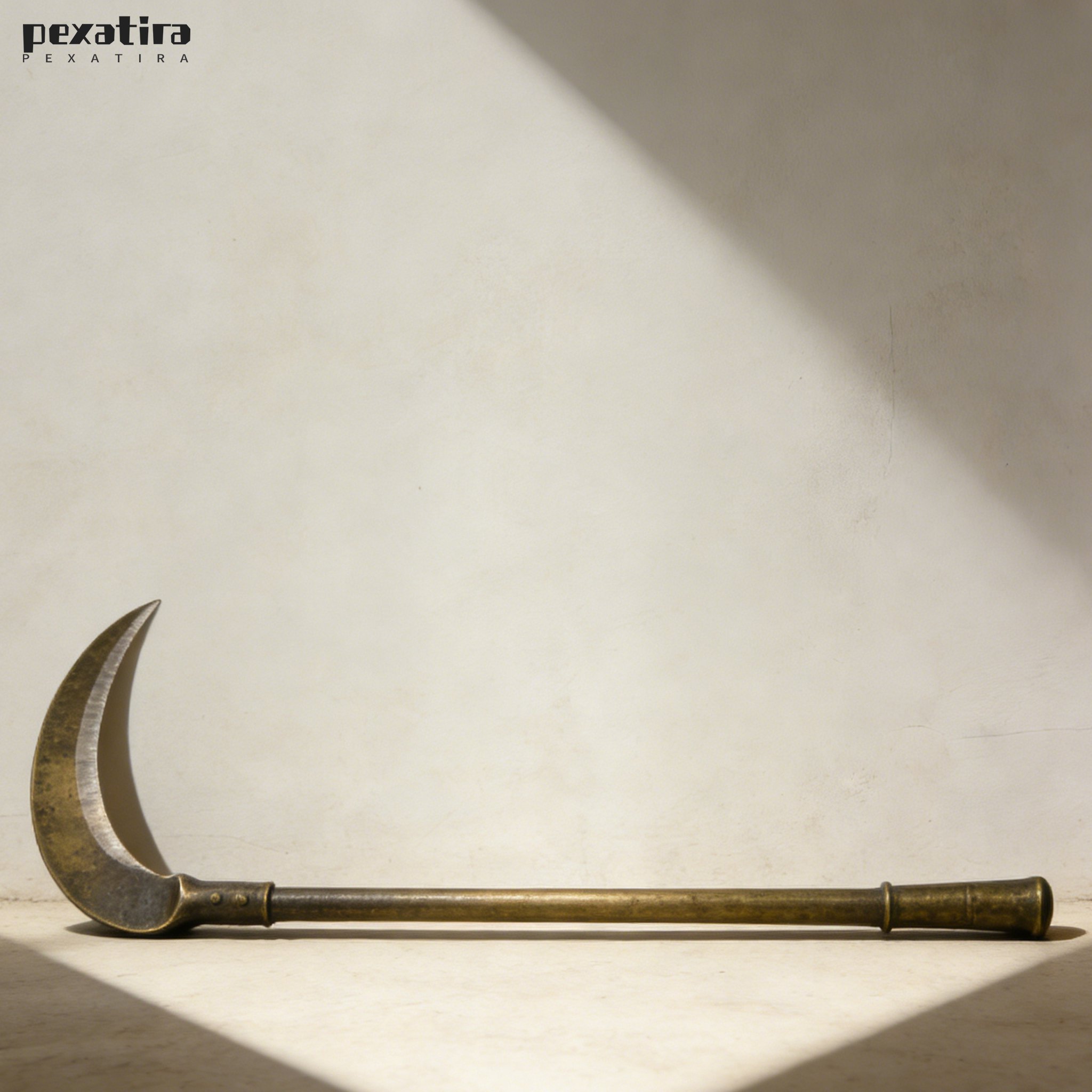 ใบเคียวคมตัดหญ้าและต้นไม้ได้ง่าย