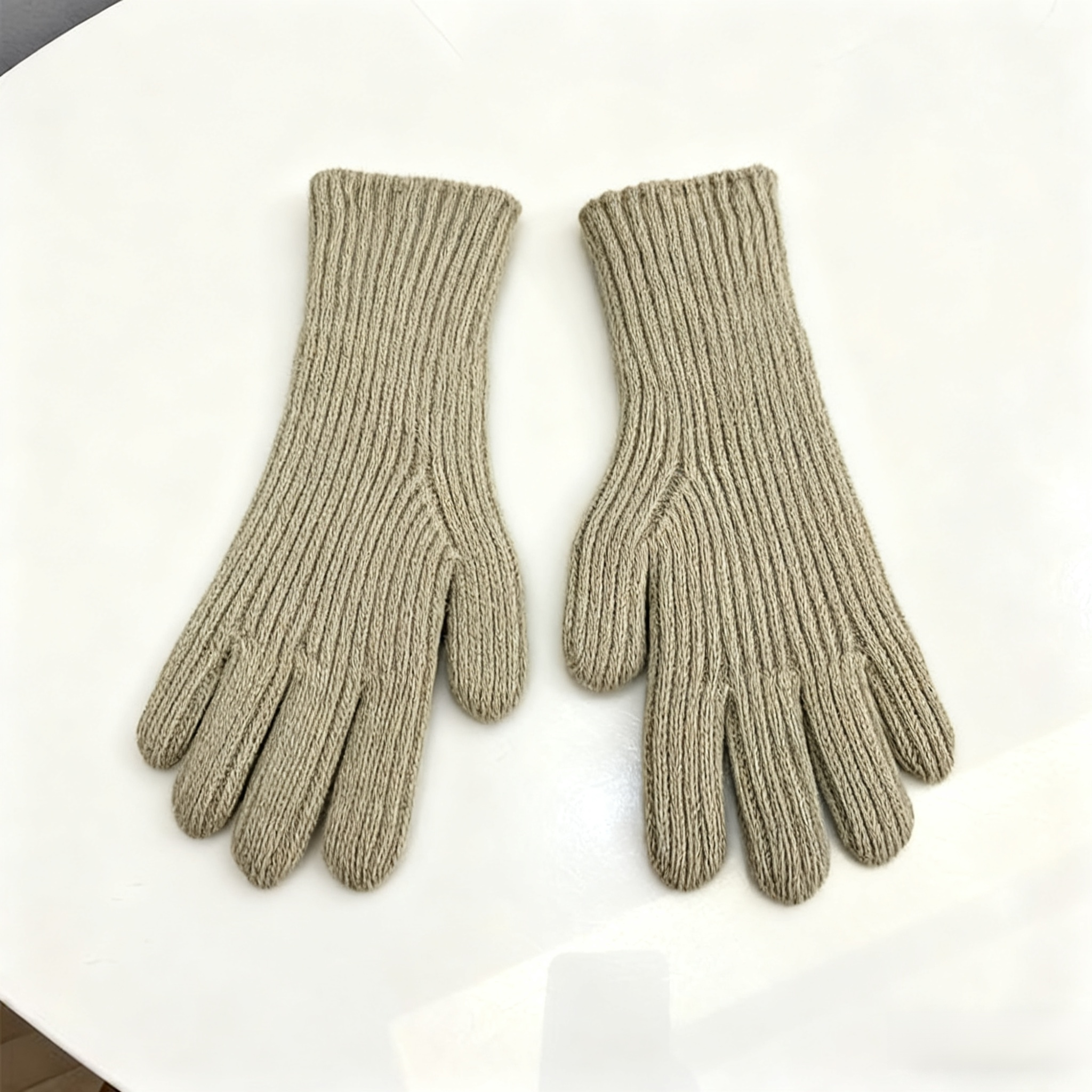 Korejská blogerka pletla dlouhé pětiprsté rukavice, internetová celebrita na podzim a v zimě