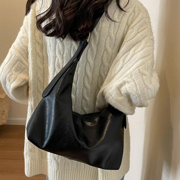 カジュアルで合わせやすいシンプルなバケツ型ワンショルダーバッグ