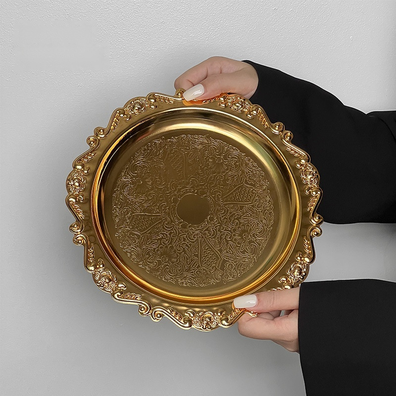 Petit plateau en métal sculpté rétro