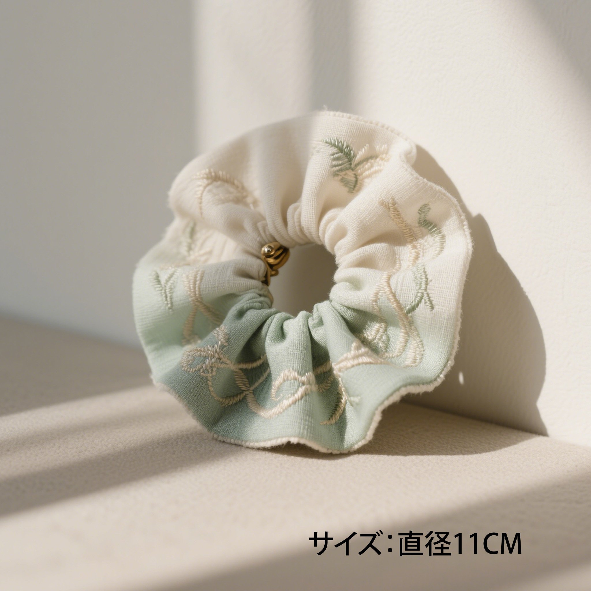 髪に付けた刺繍ヘアゴムの使用例