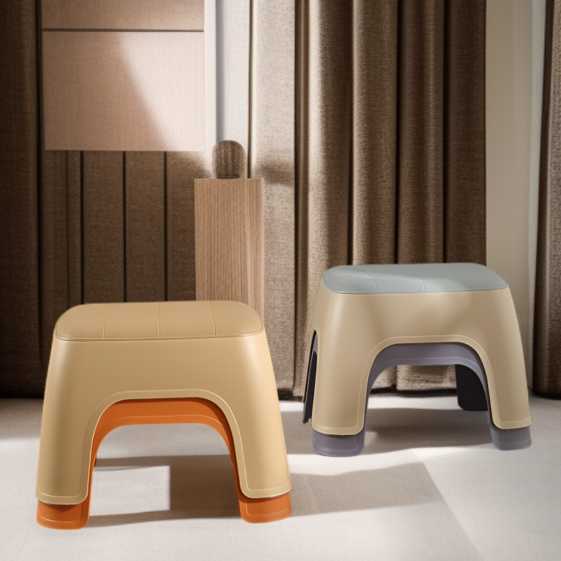 Vielseitiger skandinavischer Hocker für Wohnzimmer