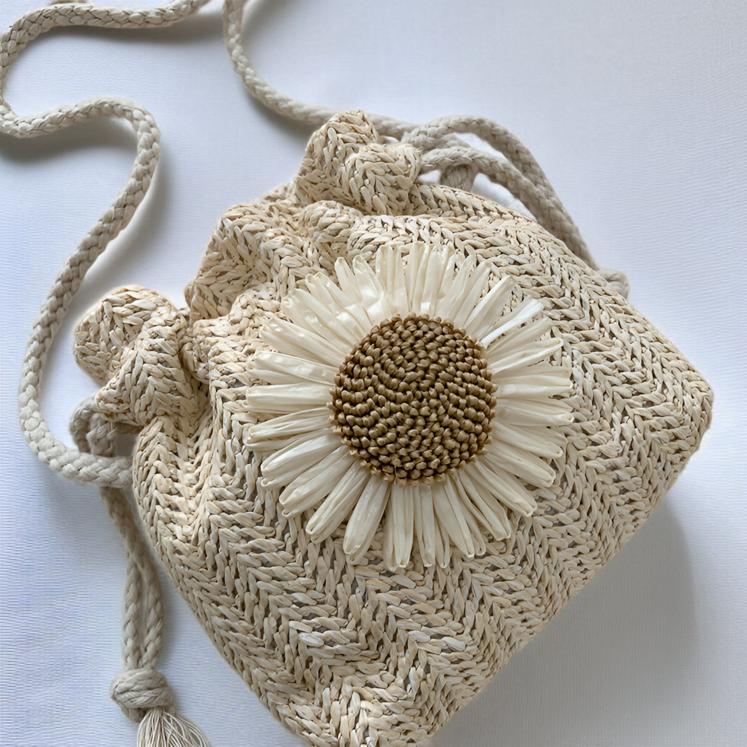 حقيبة دلو جديدة عصرية مصنوعة من القش المنسوج بتصميم أنيق