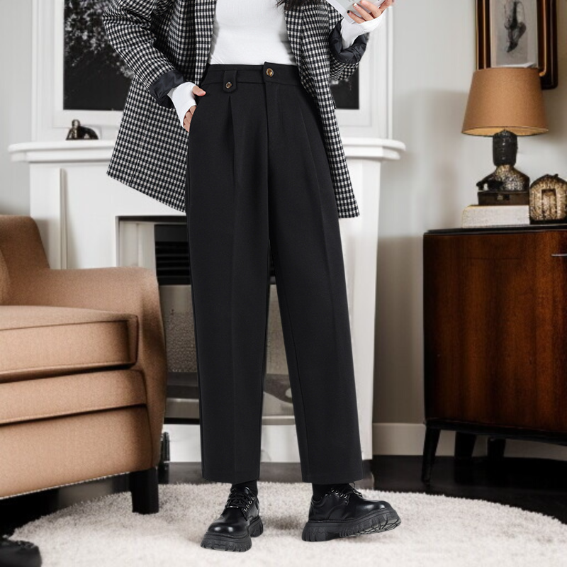 細めストレートパンツ シンプルスタイル