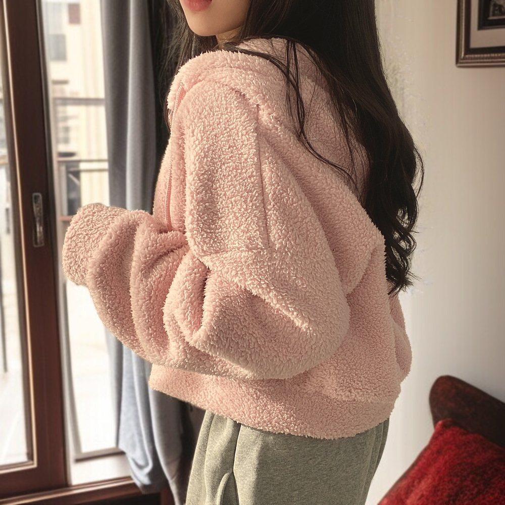 女士羊羔絨外套搭配牛仔褲造型