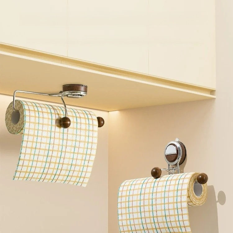 Rollo de trapo con ventosa montado en la pared de la cocina